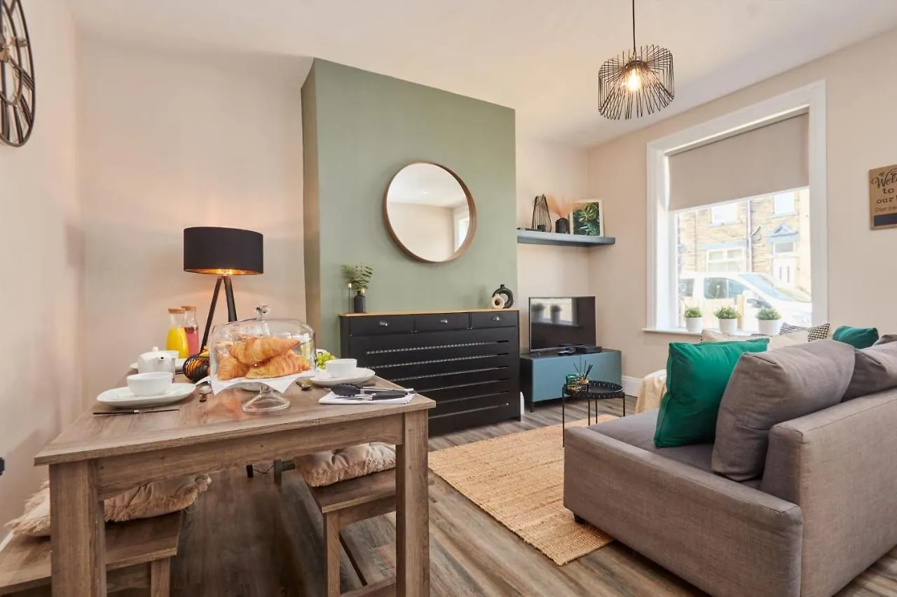 Vila 10 Percent Off - 3 Nights - Leeds - Bradford - Free Parking
