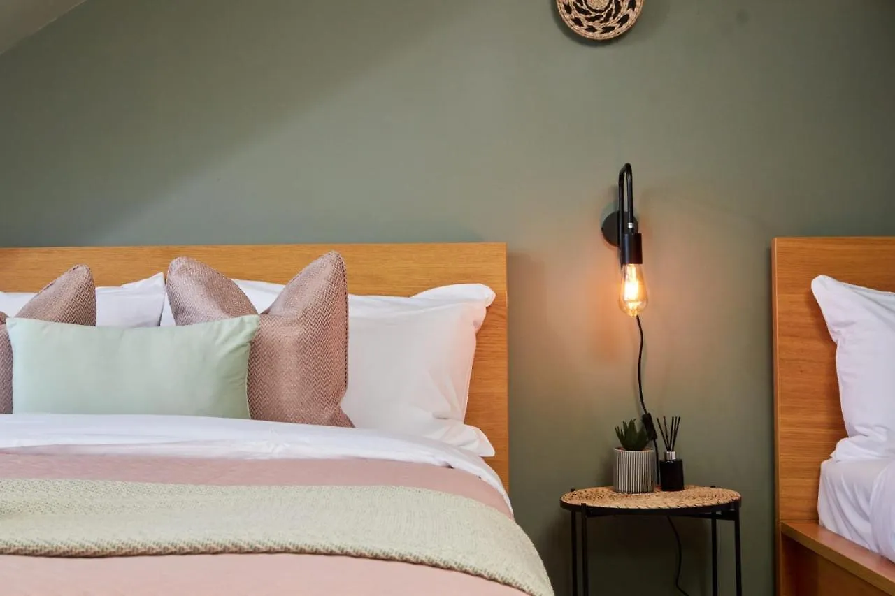 Vila 10 Percent Off - 3 Nights - Leeds - Bradford - Free Parking