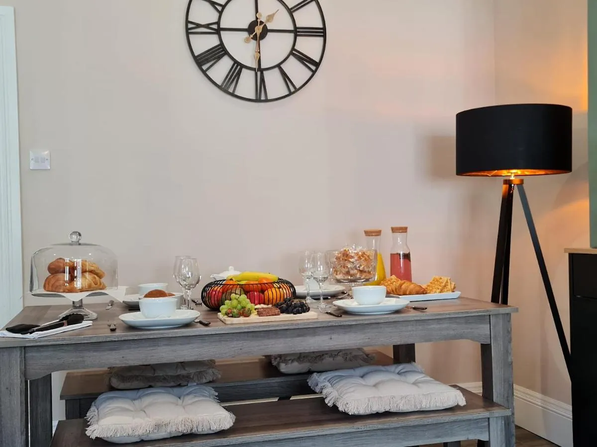 Vila 10 Percent Off - 3 Nights - Leeds - Bradford - Free Parking
