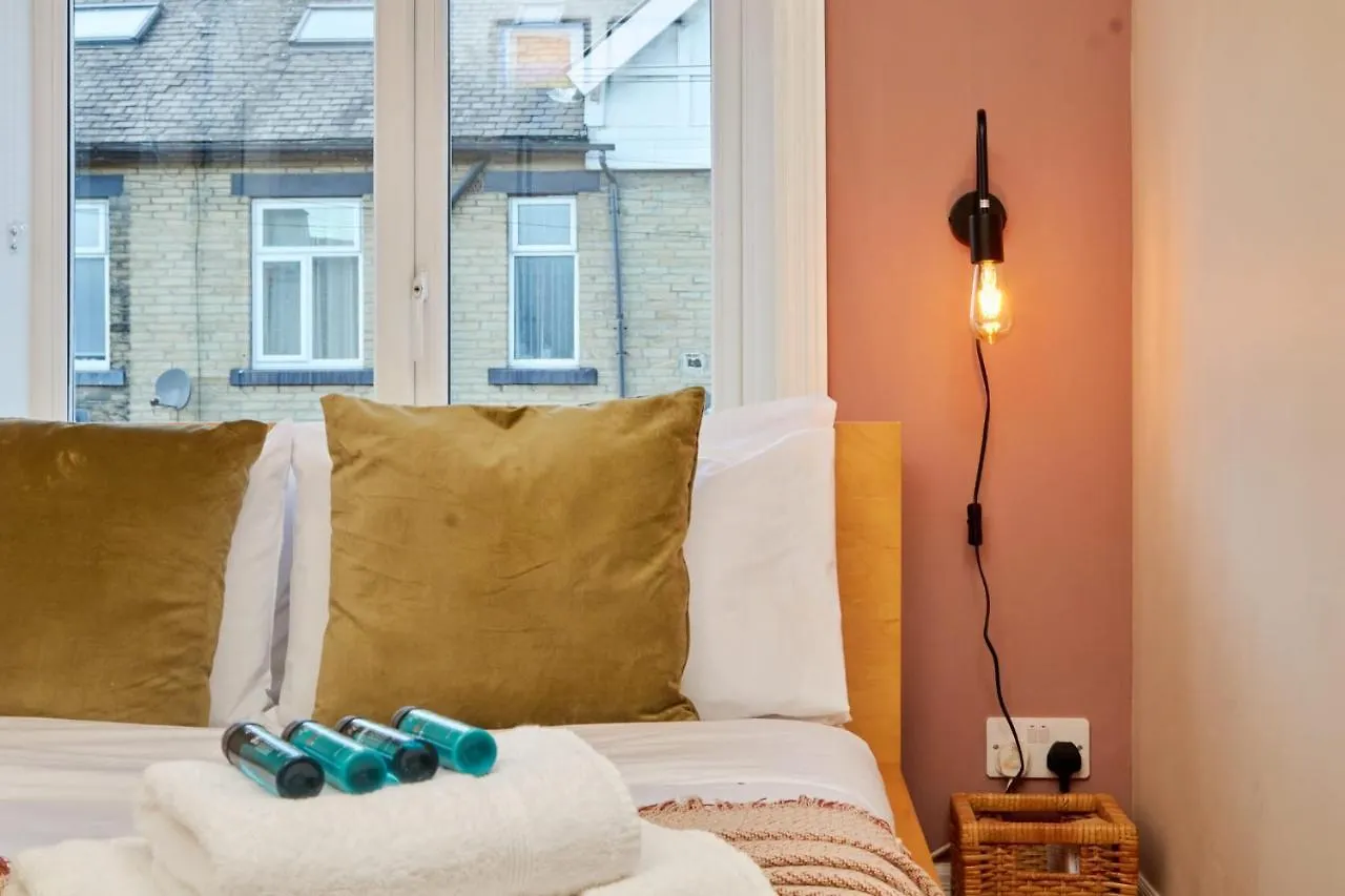 Vila 10 Percent Off - 3 Nights - Leeds - Bradford - Free Parking